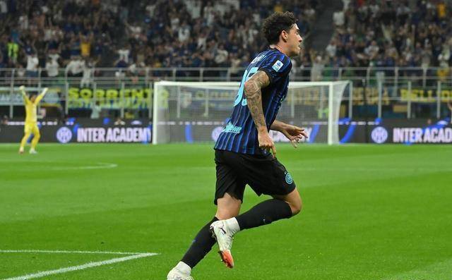 包含阿贾克斯发布备战花絮，冲刺阶段伤情更新，意甲任务艰巨，年轻球员得到机会的词条