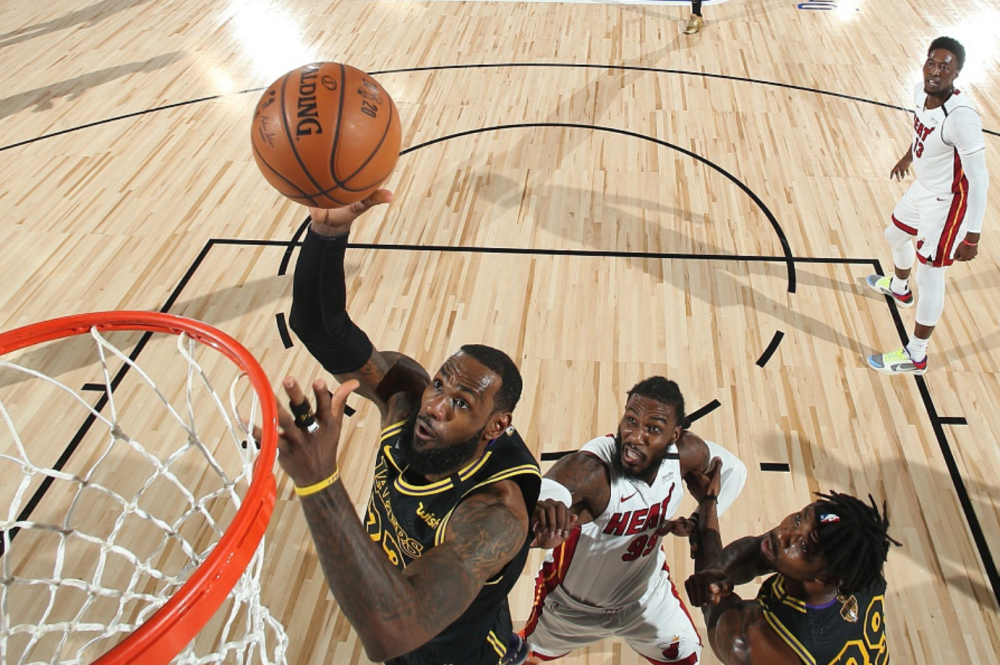 包含从休斯敦火箭围绕德甲远射贴柱到今夜塞维利亚备战欧冠，夏洛特黄蜂关键时刻刷新队史纪录的词条